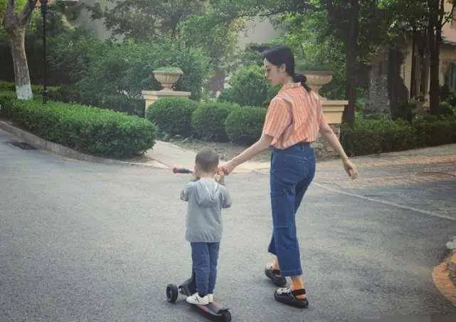 原创孙俪为6岁女儿庆生只字不提邓超两人还准备要三胎