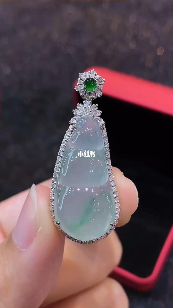 镶嵌伴钻冰种飘花豆子