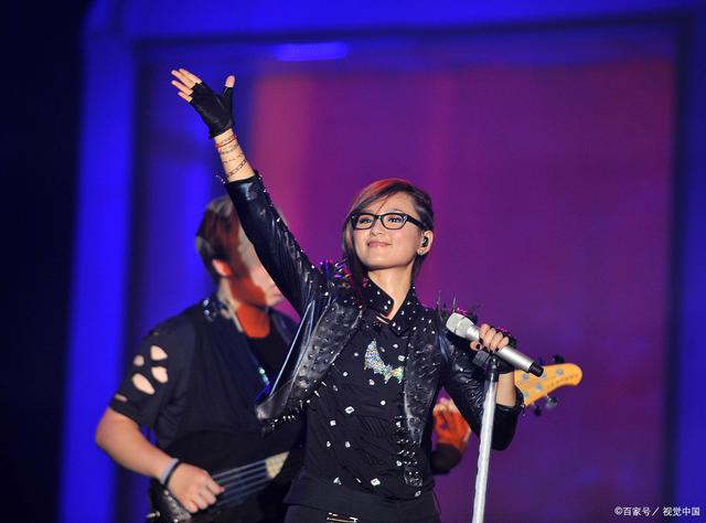 唱歌的表情手势动作怎样更自然?