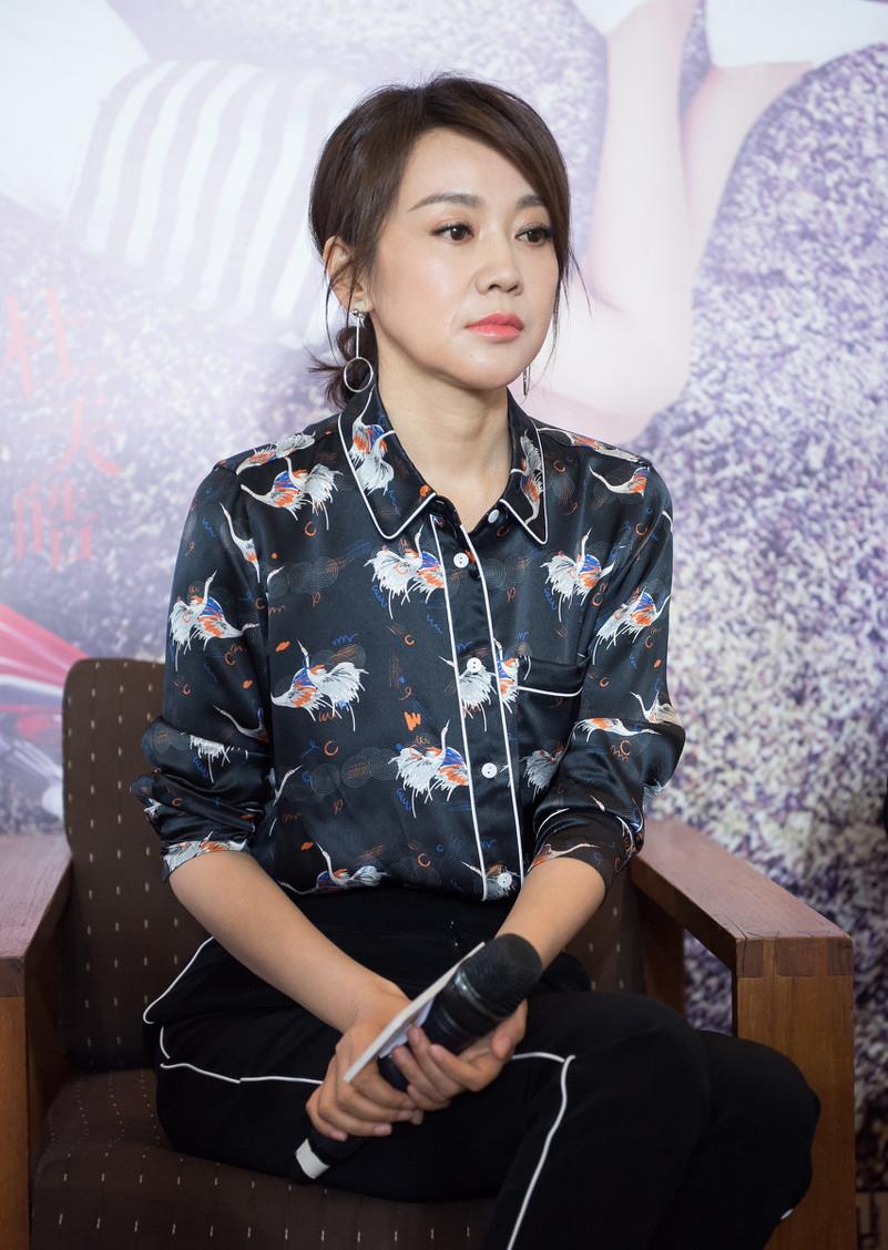 闫妮比女儿还要漂亮,气质温柔迷人