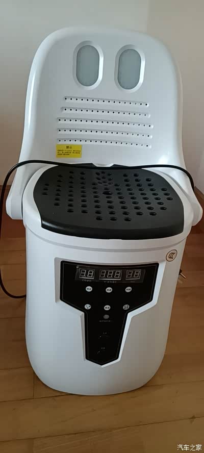 这是艾灸仪的正面!可以看到这个是在家里坐着就能用的!非常方便!