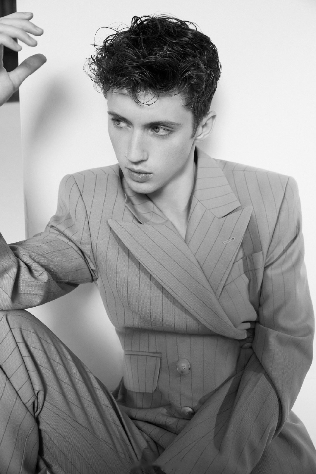 这是戳爷troye sivan为harpers bazaar man australia拍摄的写真