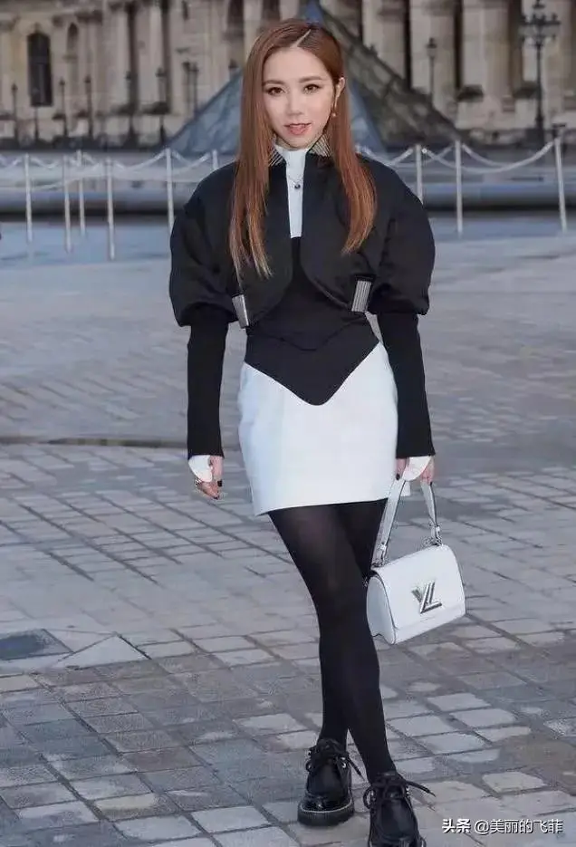 当歌手邓紫棋穿上丝袜时,你喜欢的是她的歌曲还是服装搭配_音乐_泡沫