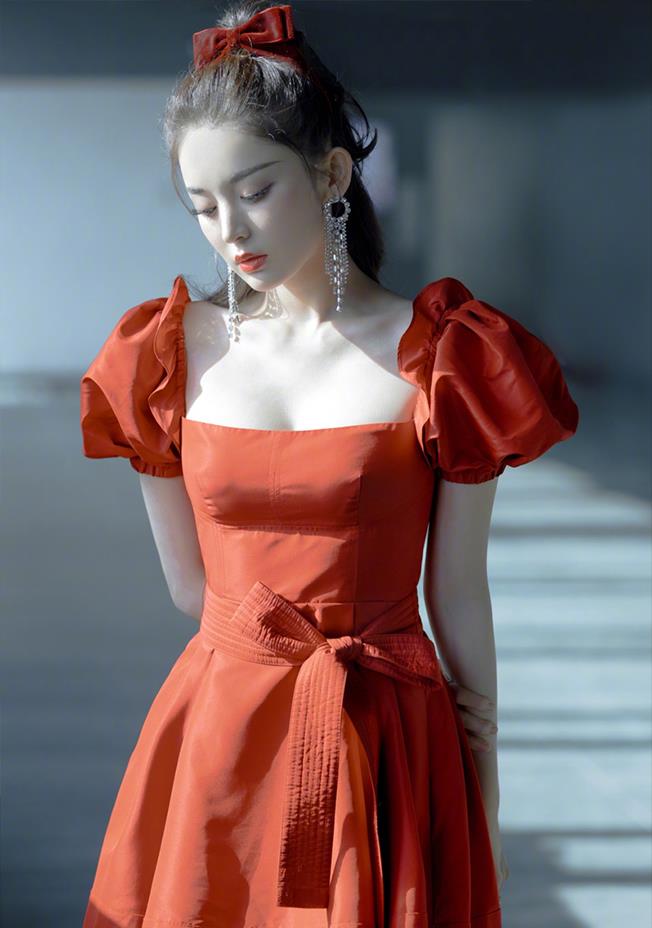 原创28岁古力娜扎逆袭18岁,穿超短橘红裙亮丽妩媚,优雅成青春美少女