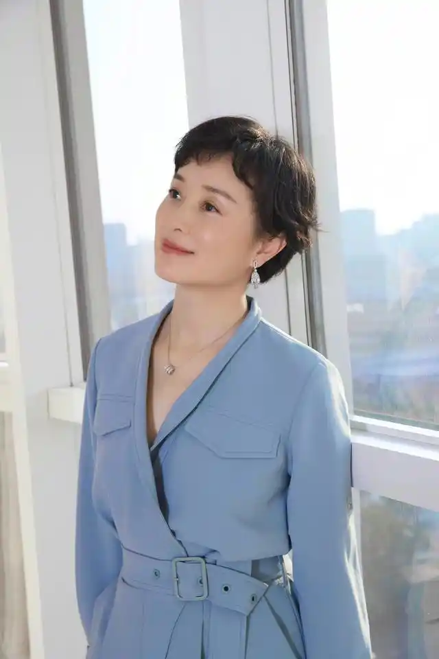 吴越金鹰奖穿一身浅蓝色连体裤精致又优雅撞衫孙俪气质不输