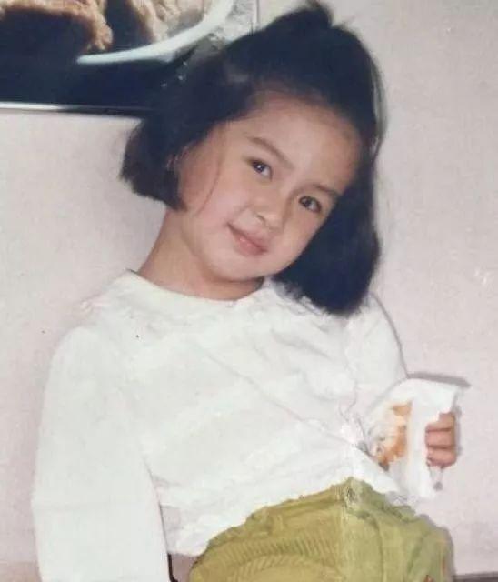 陈嘉桦从小就是爱笑的女孩.