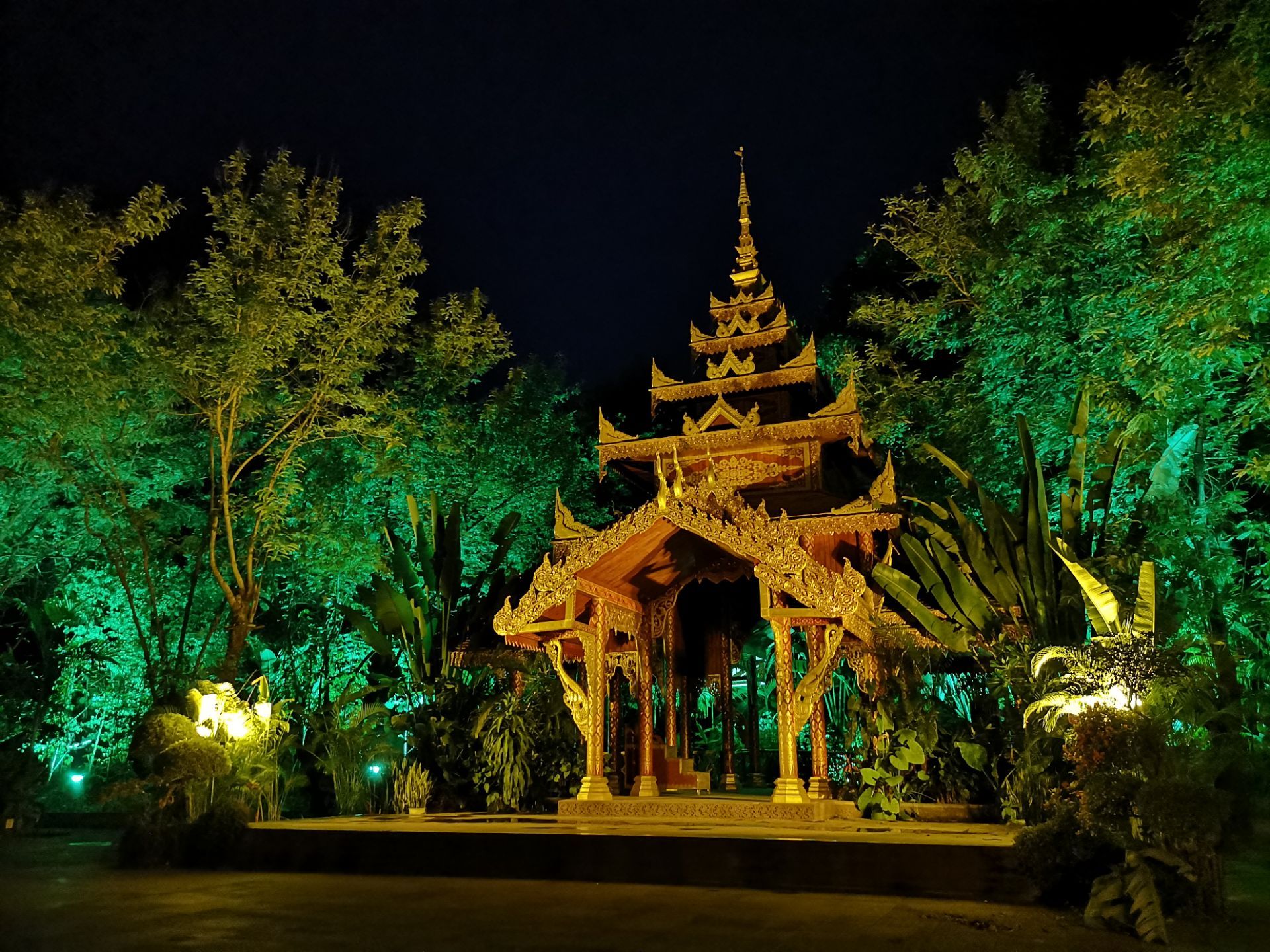 【携程攻略】景洪曼听公园景点,由于定的是晚上的票,所以所有,活动