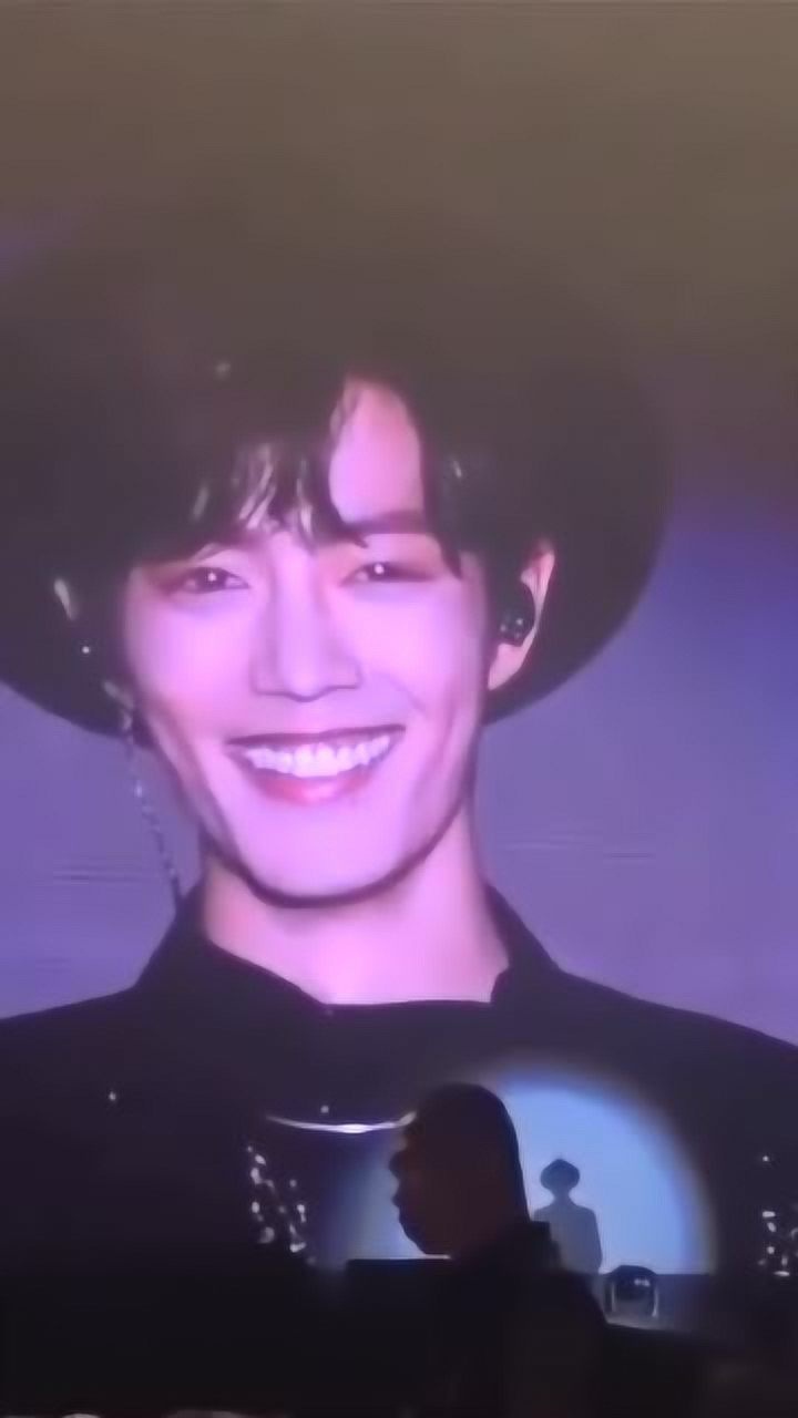 肖战大家还记得那个上热搜的笑吗