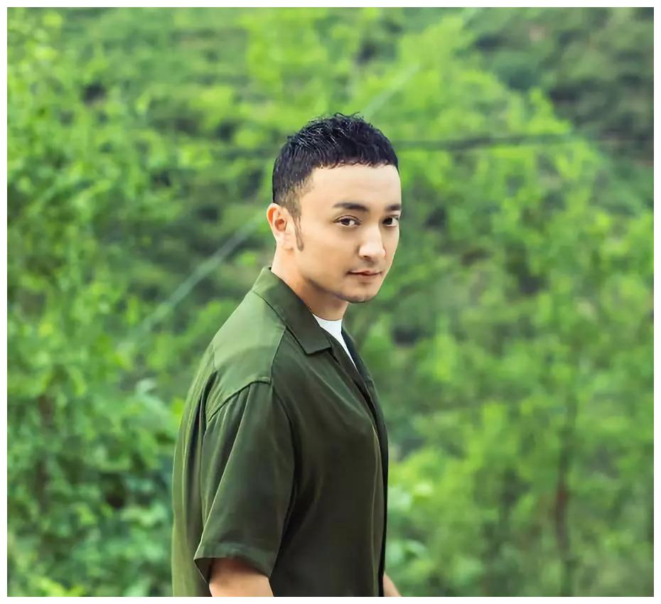 童星阿尔法近照瘦脱相满脸皱纹老气横生19岁就秃顶靠假发度日