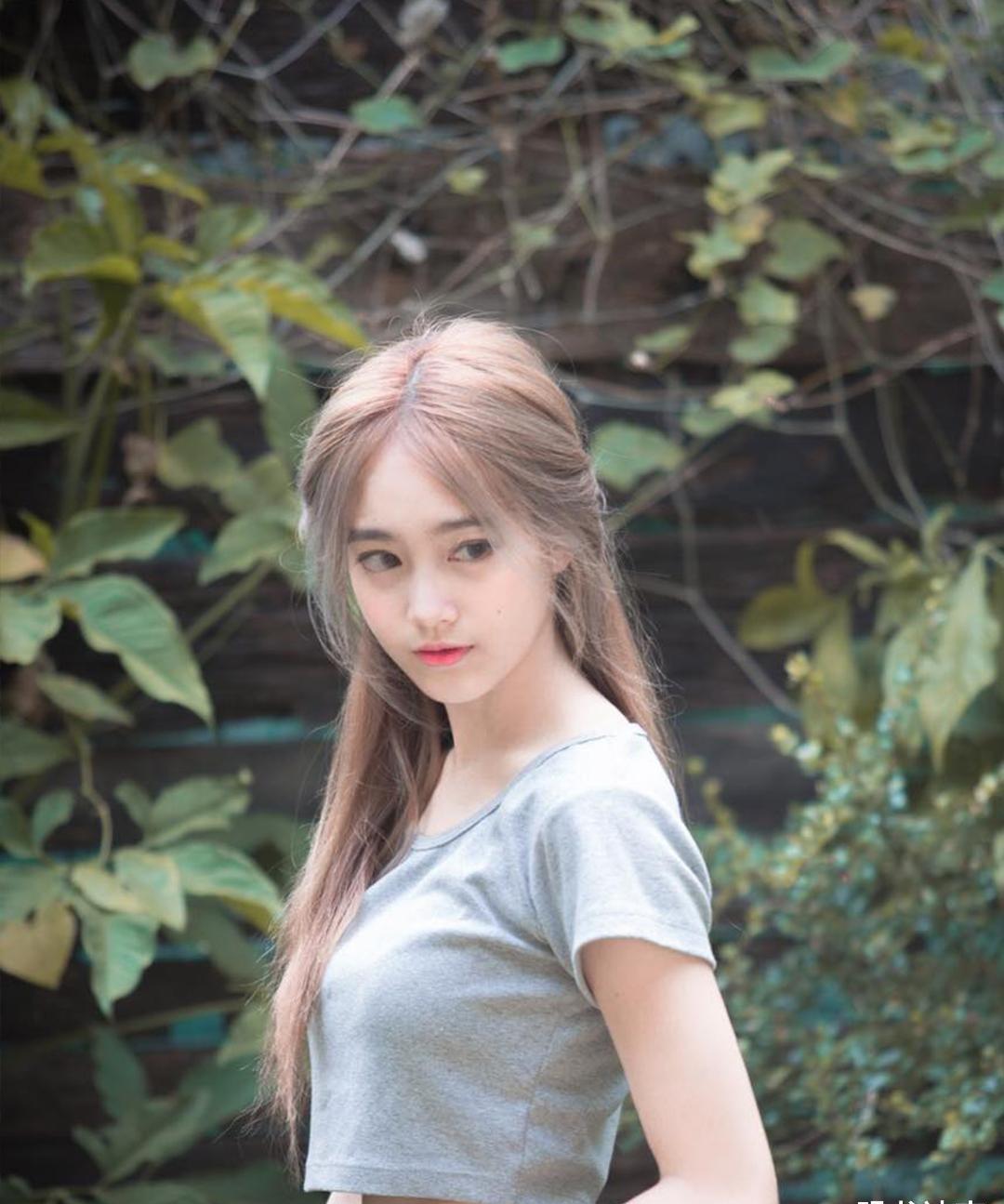 青春女生的日常生活照,各种不同的穿搭,展现出百变的迷人魅力_姐姐