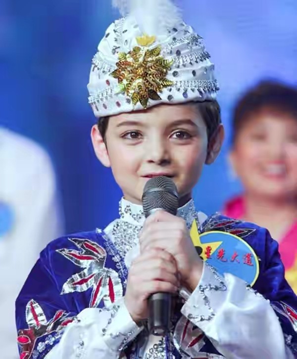 星光大道新疆童星阿尔法现在的照片现状近照胡子拉碴非常憔悴脱发秃顶