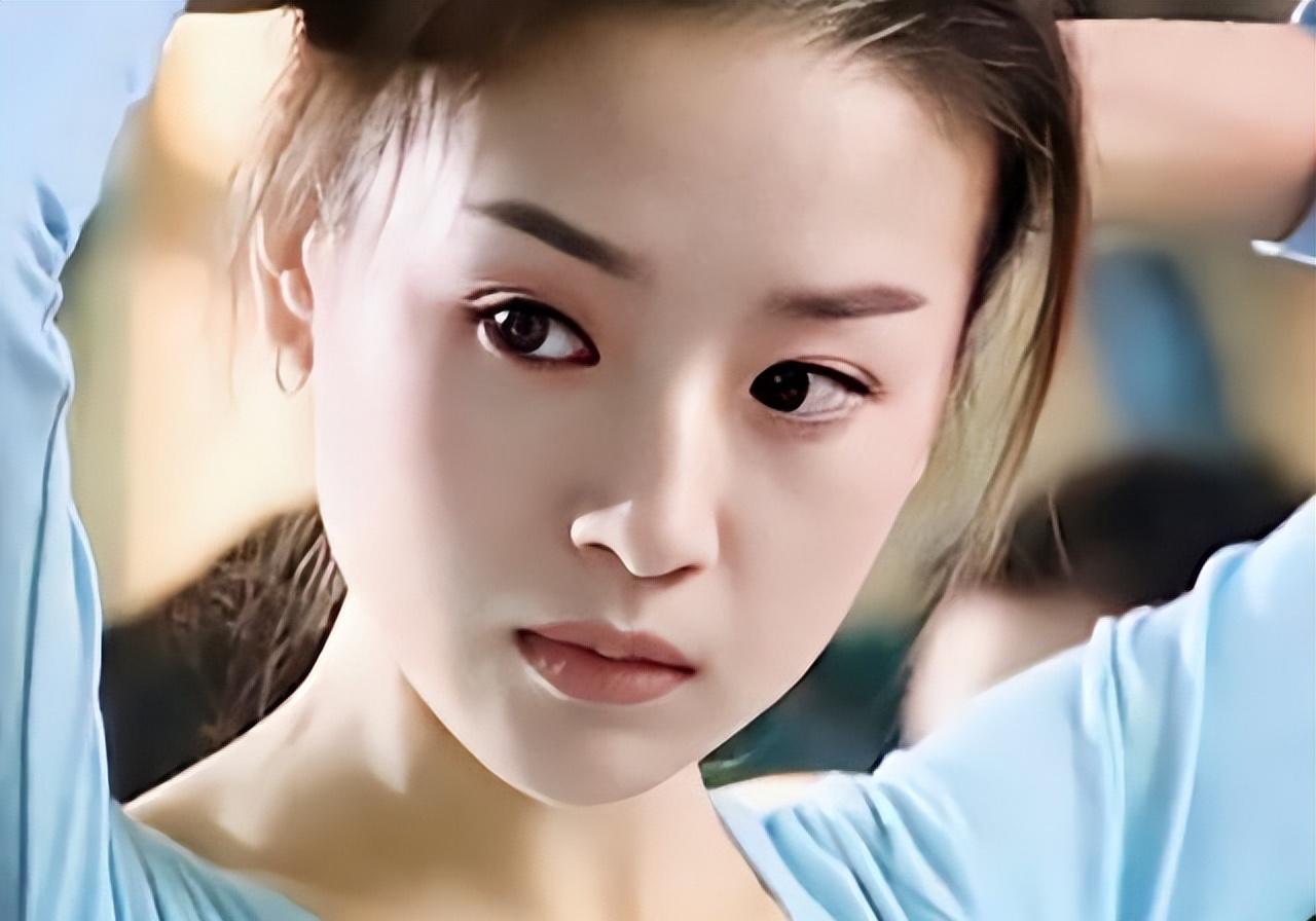 一直以为冷清秋是董洁的颜值巅峰,看到她演的飞儿才发现自己错了_公寓