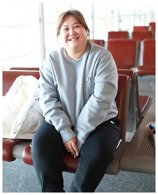 原创贾玲独自登机照曝光网友惊讶评价真伪之辨引发热议