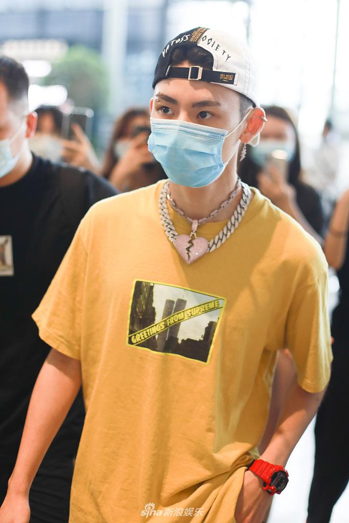 组图:小鬼戴心碎项链潮范儿足 装扮清爽帅气获保镖护送人气高