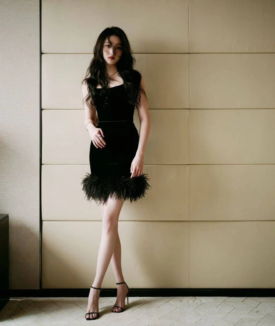 近日,关晓彤出席活动照片释出,图中她穿黑色丝绒羽毛裙,身材管理超好
