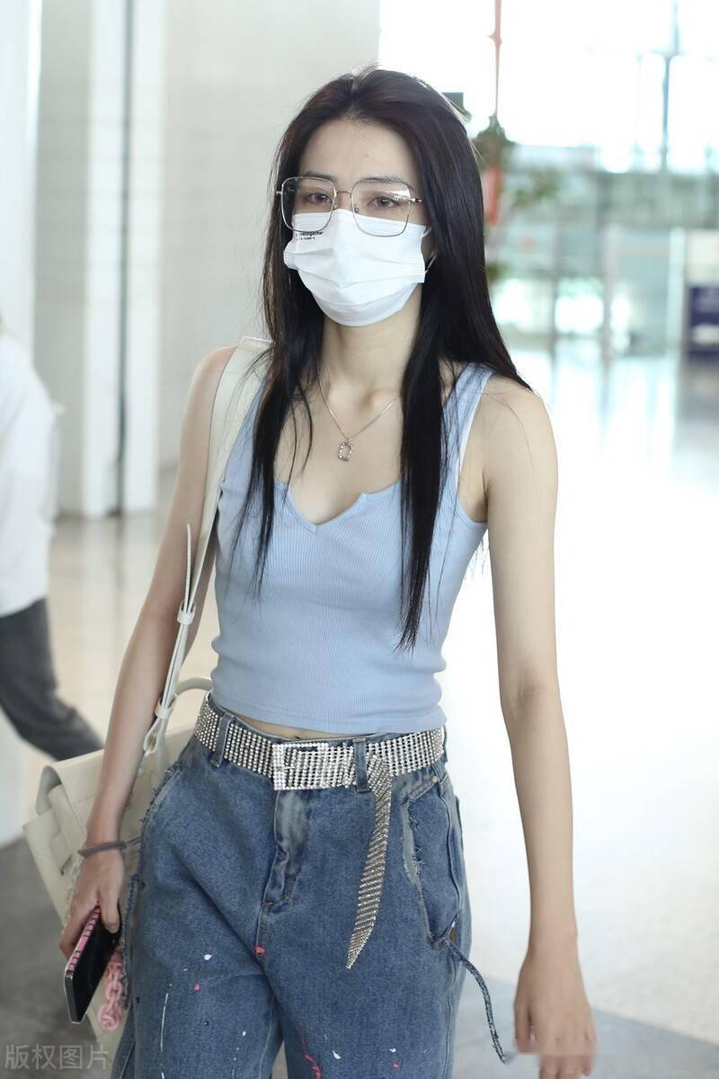 街拍徐璐身着淡蓝背心凸显曼妙身材口罩遮面低调出行