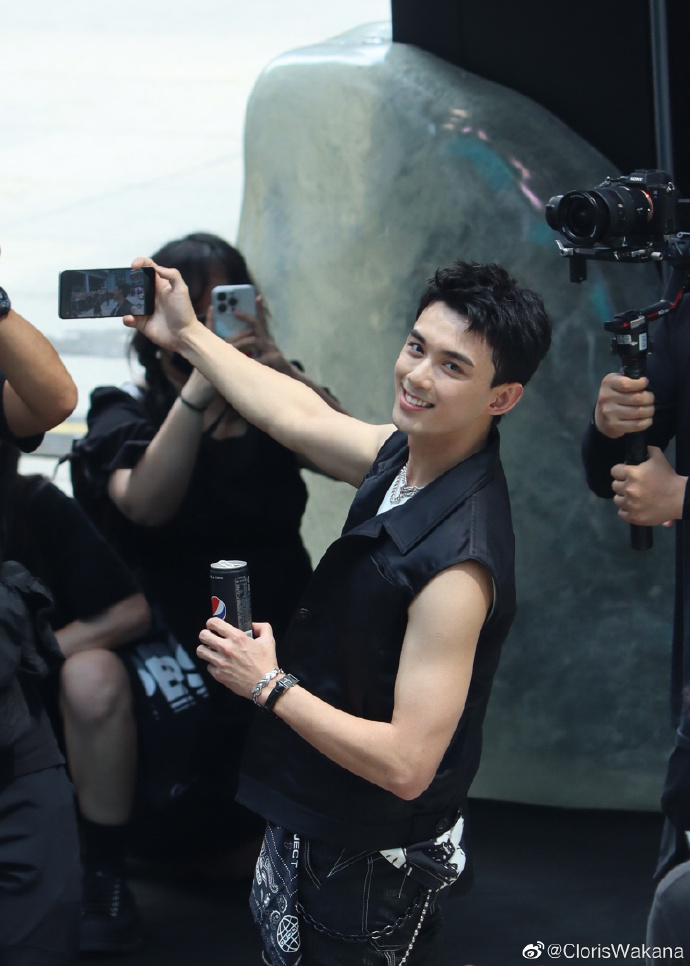 吴磊在街边理发店刮胡子