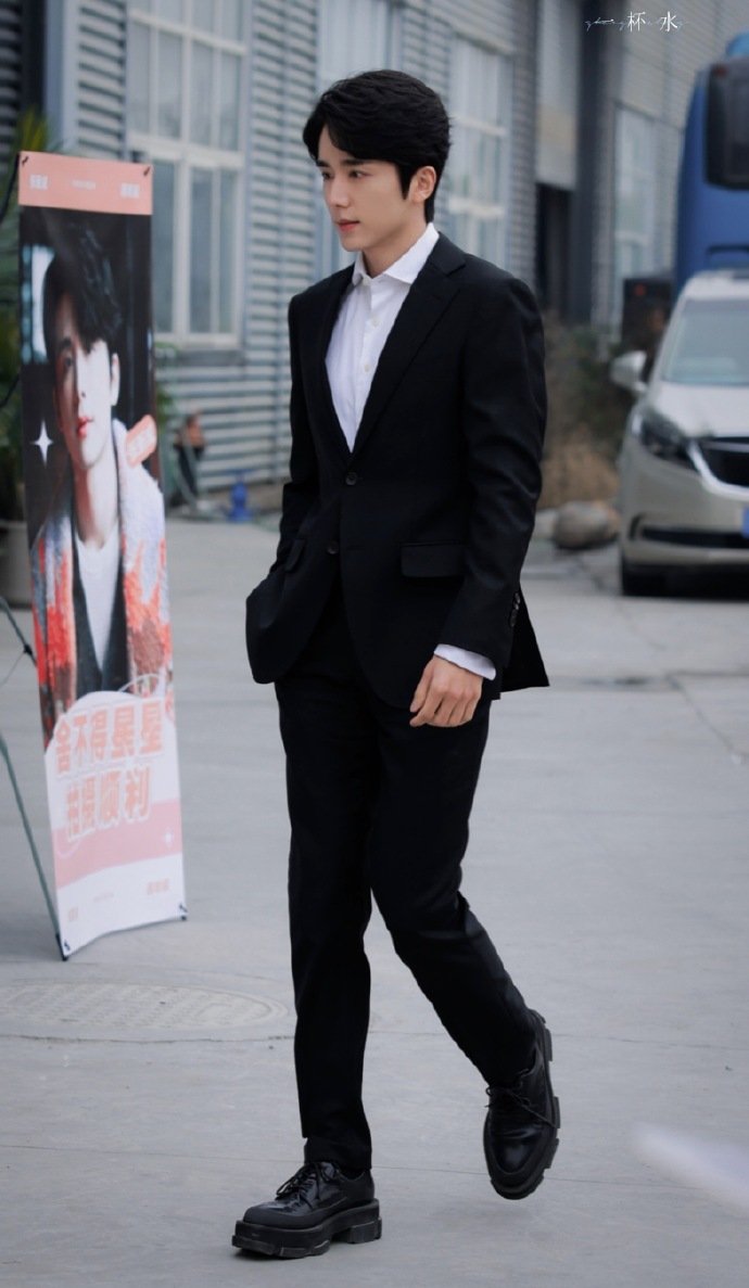成都61舍不得星星61粉丝探班今天的西装王子@张新成