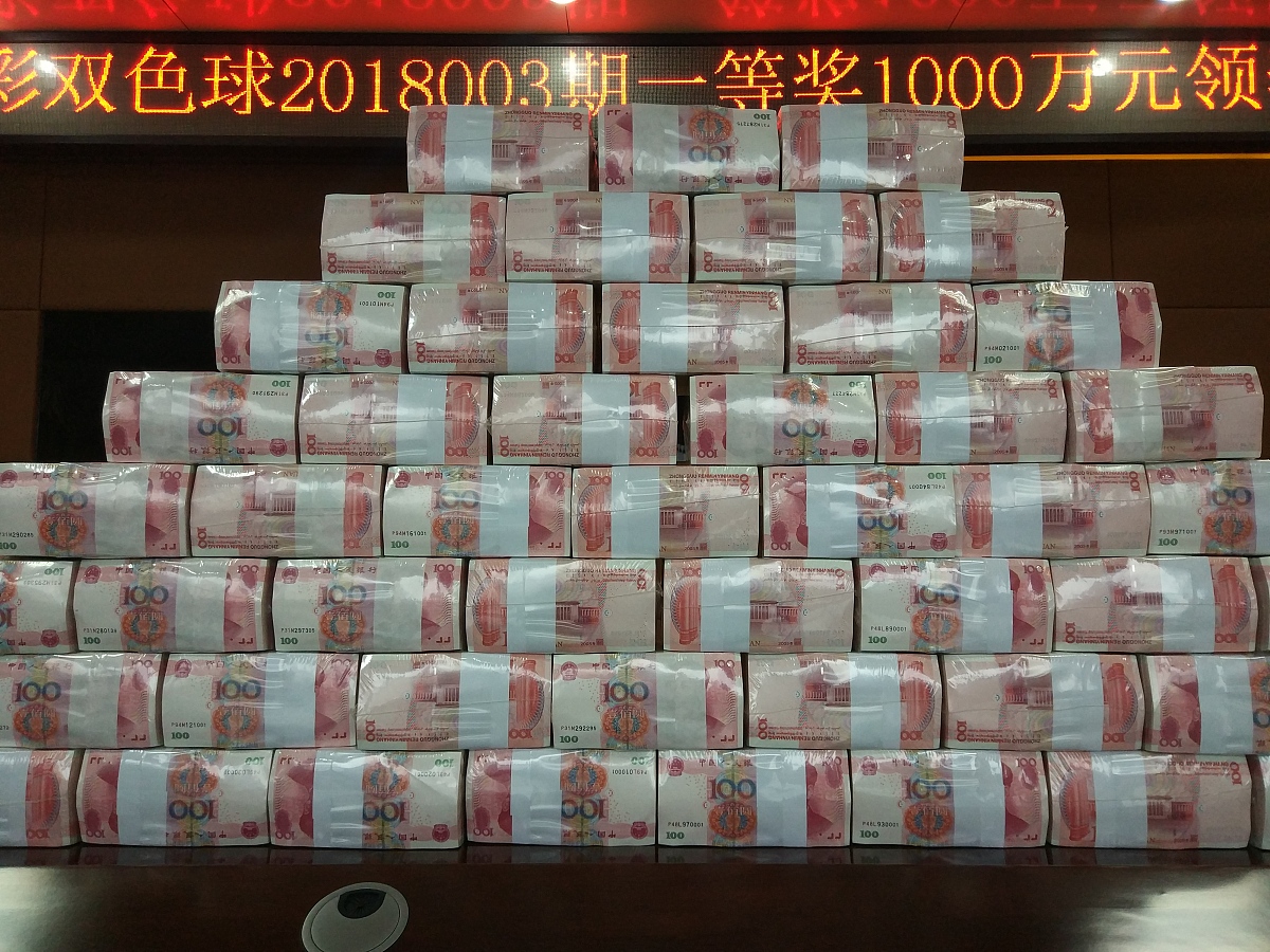 男子家中堆满182个钱箱子,里头装着7000万的巨额现金,男子一家人不敢