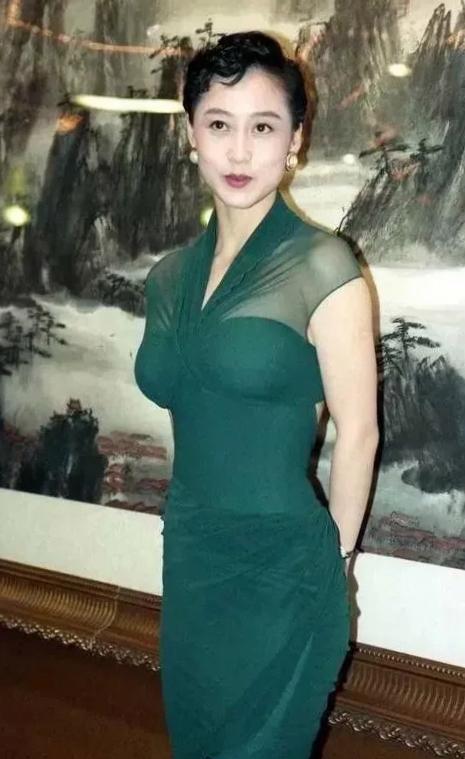 年轻时的利智身材超级好.