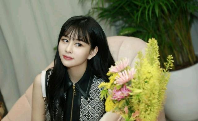 邱淑贞女儿沈月晒超短裙大长腿美照,颜值可人不输妈妈