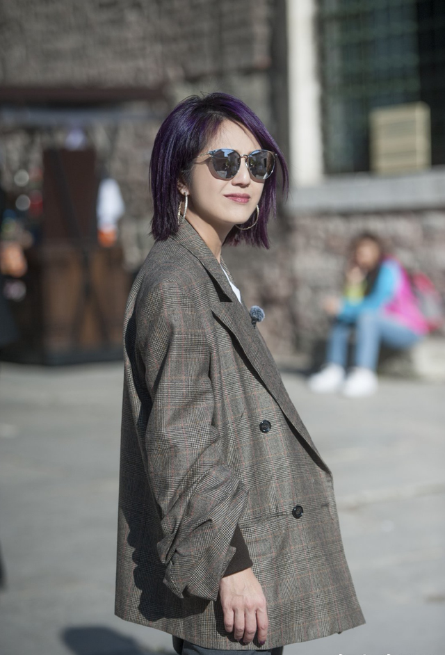 46岁杨千嬅染紫色头发,西装一穿像20岁,既年轻又时尚