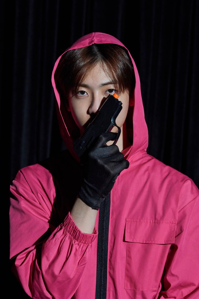 甚至是带着面具露着半张素颜的脸啊#罗渽民舞台生图#09#罗渽民cos