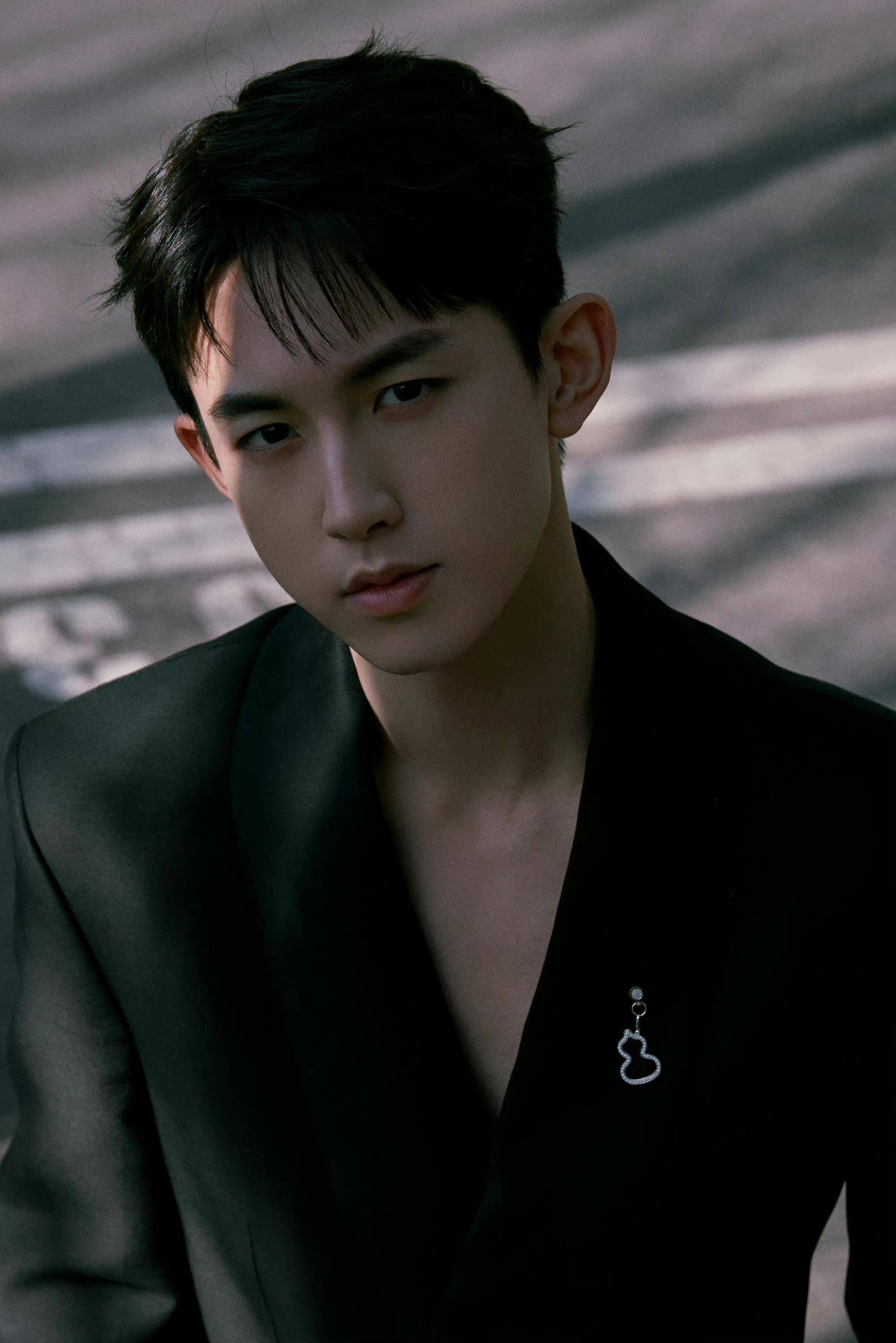 郭俊辰最新西装写真大片!黑色深v西装,高级又性感