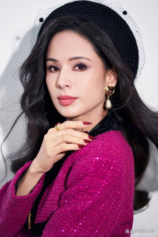 57岁李若彤罕晒素颜健身照,双颊略松弛皱纹不明显,状态超年轻