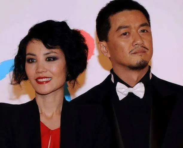 李亚鹏女友近照曝光,穿红色吊带裙大秀好身材,气质不输前妻王菲!