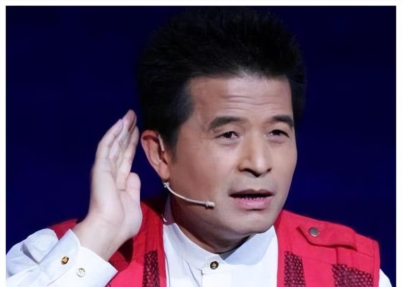 64岁毕福剑现身云南乡村,席地而坐太豪放,满脸老年斑睁不开眼_网友