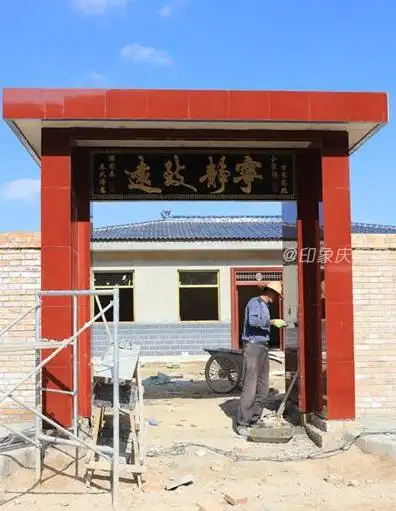 大门上贴上红红的瓷砖,今后的日子红红火火.