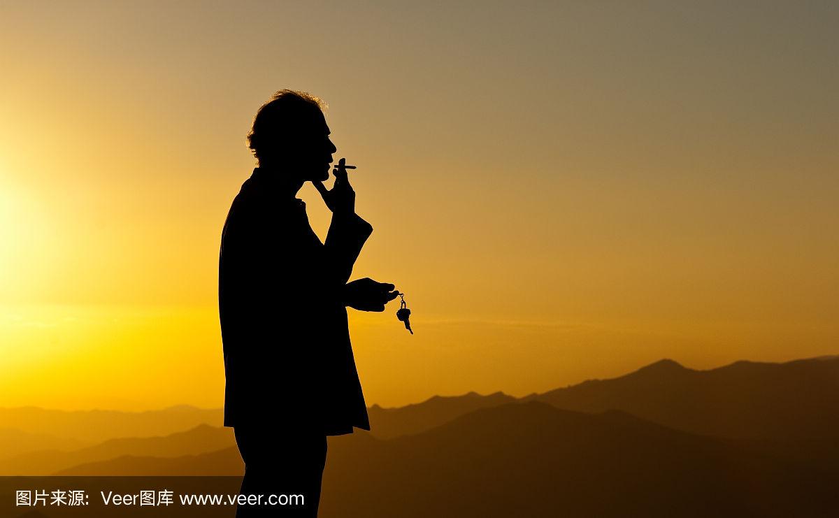 一个吸烟的成年单身男子的剪影