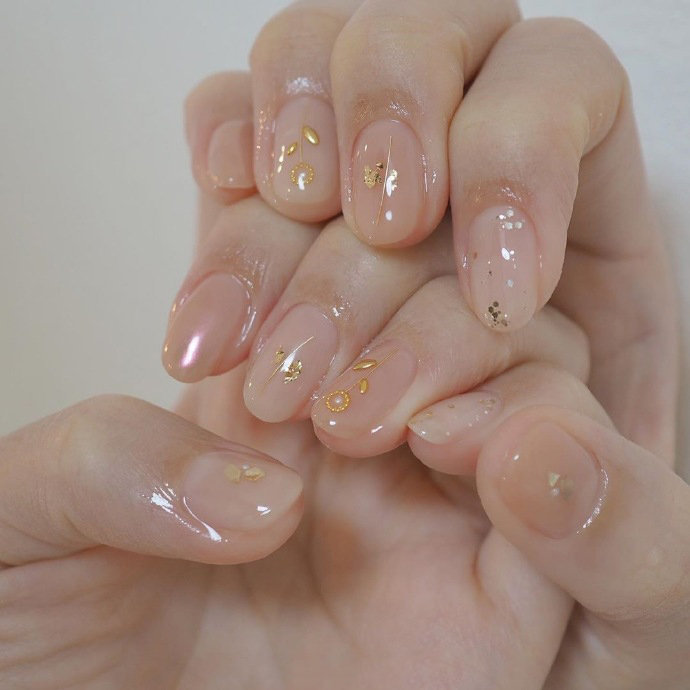 清清爽爽干干净净短指甲软甲妹子一组浅色系偏裸的美甲,可以安排起来!