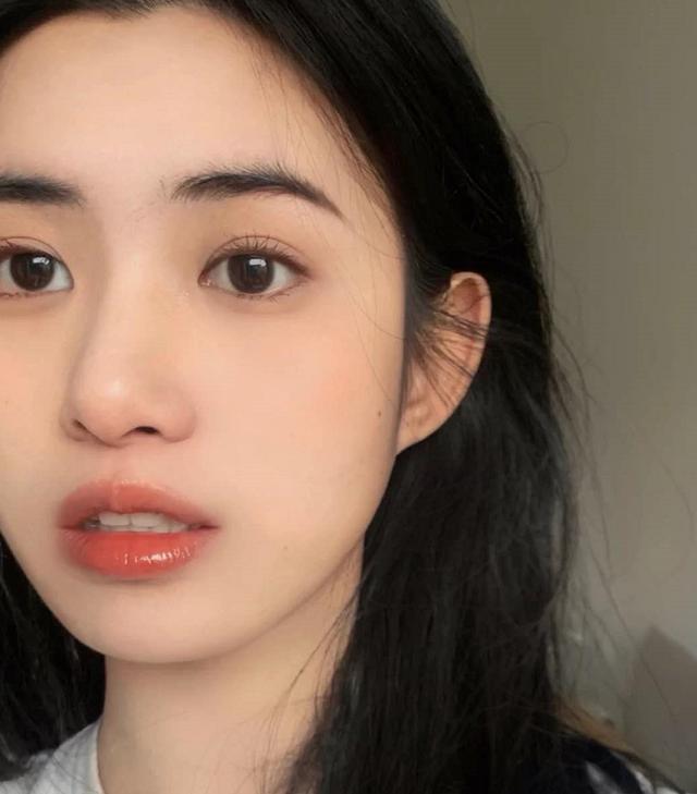 面部干净的女生,一般都会有这几个特征,就连素颜也漂亮还显气质