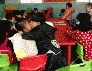 亲吻幼儿园小朋友秀恩爱gif动图_动态图_表情包下载_soogif