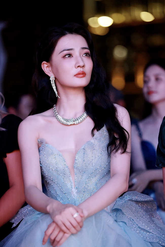 在逃公主徐璐穿蕾丝长裙秀性感事业线