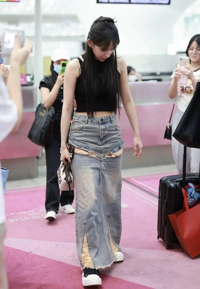 程潇身穿白色抹胸晚礼服 肤若凝脂温柔大气_外表_活动_魅力