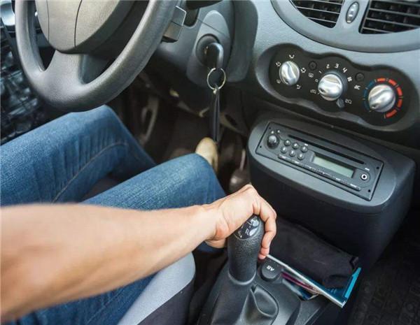 开手动挡车一档起步时,什么时候才能完全松掉离合器,有什么讲究