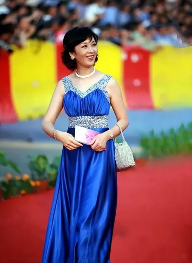 龚雪近况及照片(龚雪一家三口罕见同框,女儿颜值太一般)-天晟网