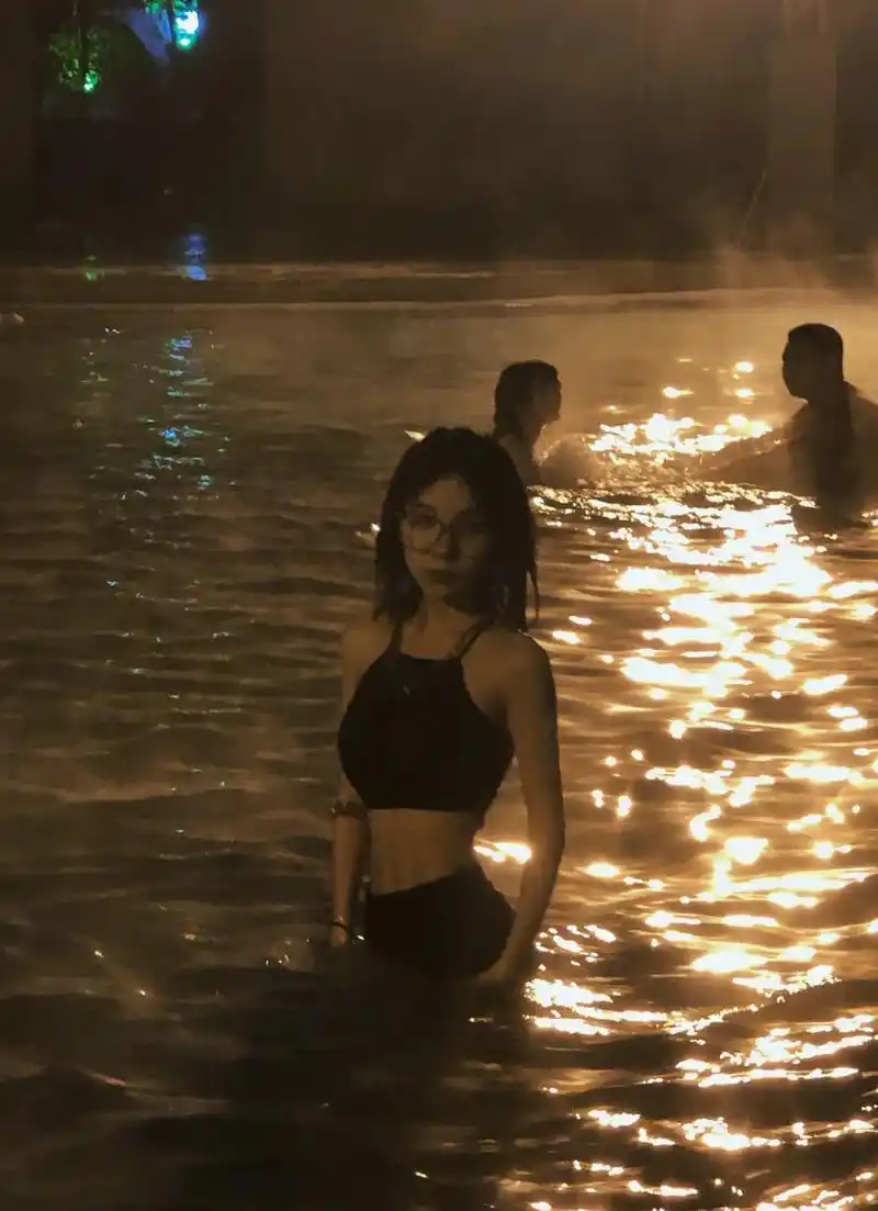 泳池 #背影 #分享照片 - 抖音