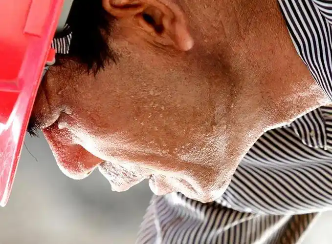 上一页 下一页 作品名称: 战高温  作品描述: 大暑天的工地农民工汗流