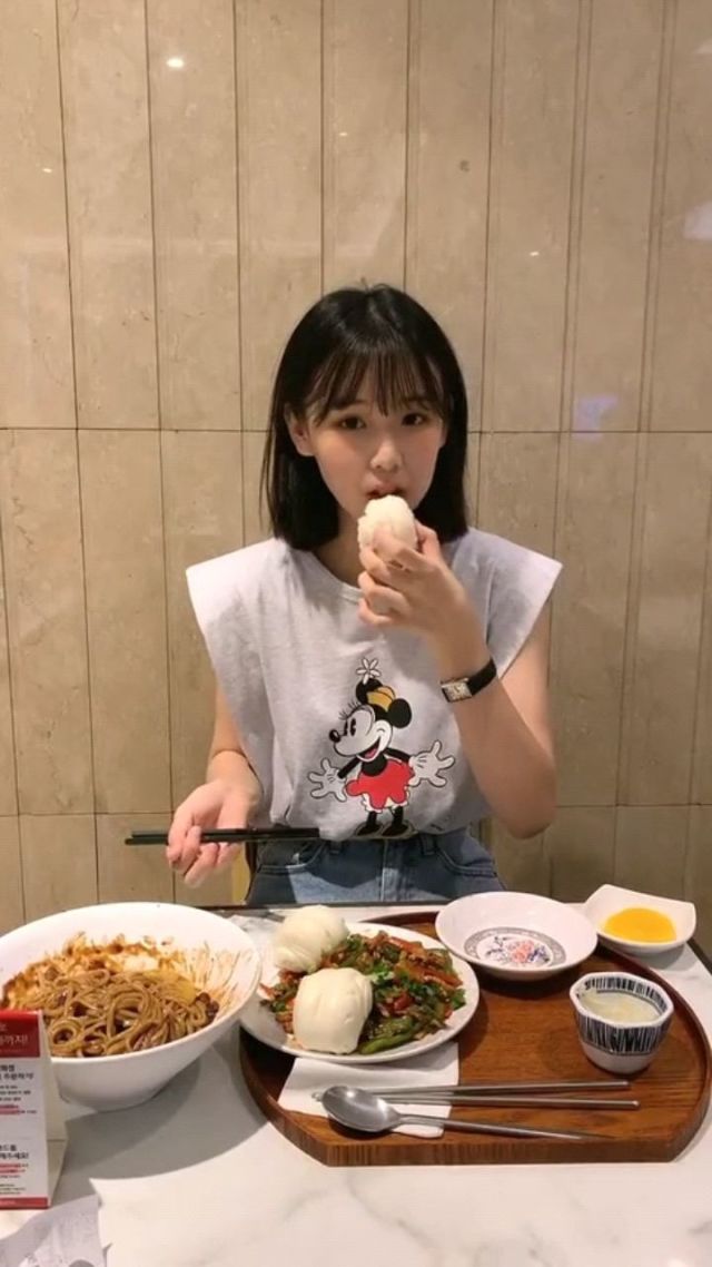 第一次和女朋友出来吃饭,我以为她是点的两个人的餐,没想到是她自己的