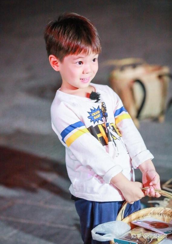 节目更是成功带火了无数萌娃～其中,艺人杜江,霍思燕夫妇和儿子嗯哼