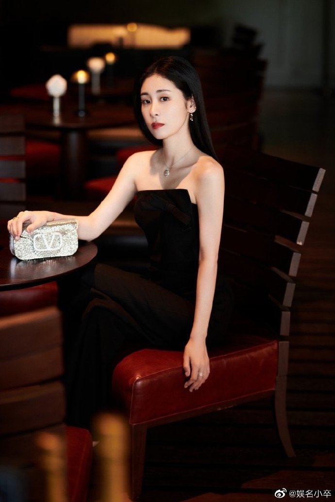 张碧晨百花奖黑色连体裤造型##张碧晨百花奖大片好像电影剧照