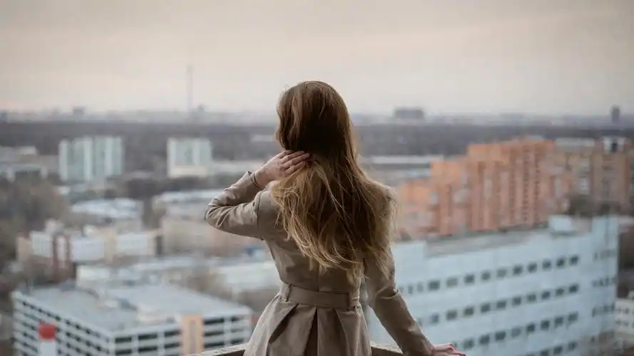 天台眺望远方的女孩唯美背影壁纸