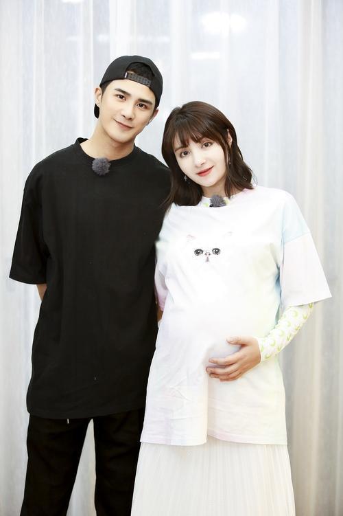 官宣二胎女儿诞生,女儿出生日正是妻子生日,一家四口太温馨_麦迪娜