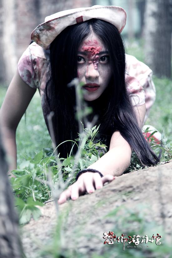 盛夏鬼狂欢恐怖游泳馆办美女丧尸跑