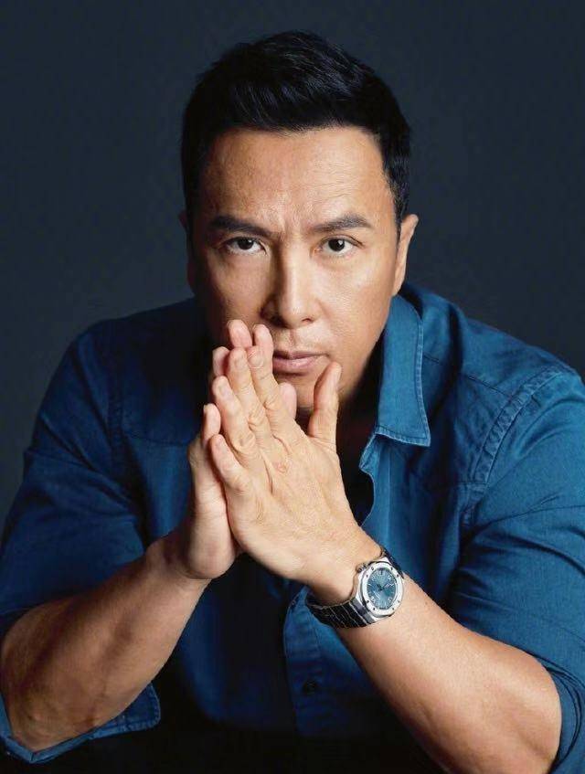 甄子丹新封面出炉,穿白色衬衣痞气十足,嘴角上扬霸气外漏_动作_椅子