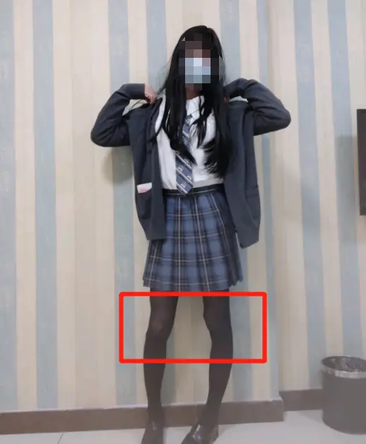 女装大佬深夜出门,街头掀裙自拍不雅照,漫迷:他配叫coser?